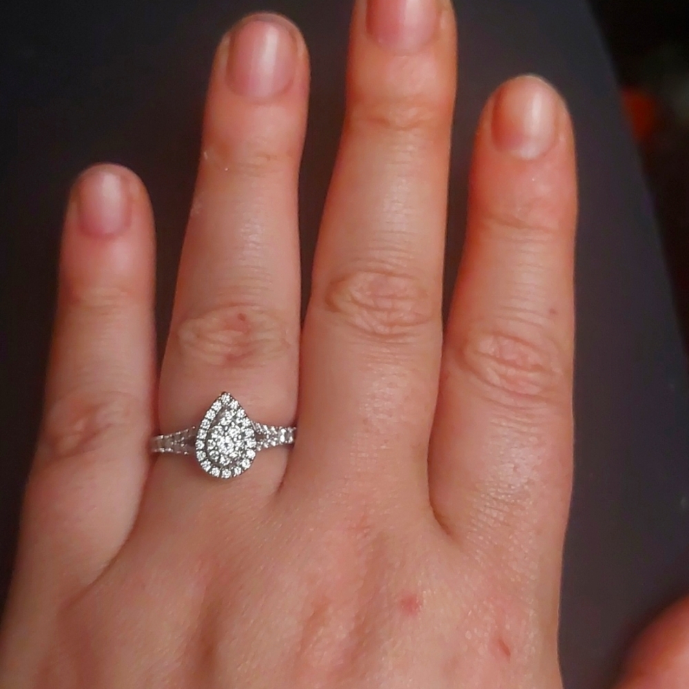 vera wang pear shaped engagement ring size 7 **** PRICE MARKDOWN WEEKEND ONLY***